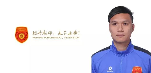 浓烟弥漫，娜乌西卡的战斗艇慢慢地降落在一片被巨木包围的腐海边缘的水面上。